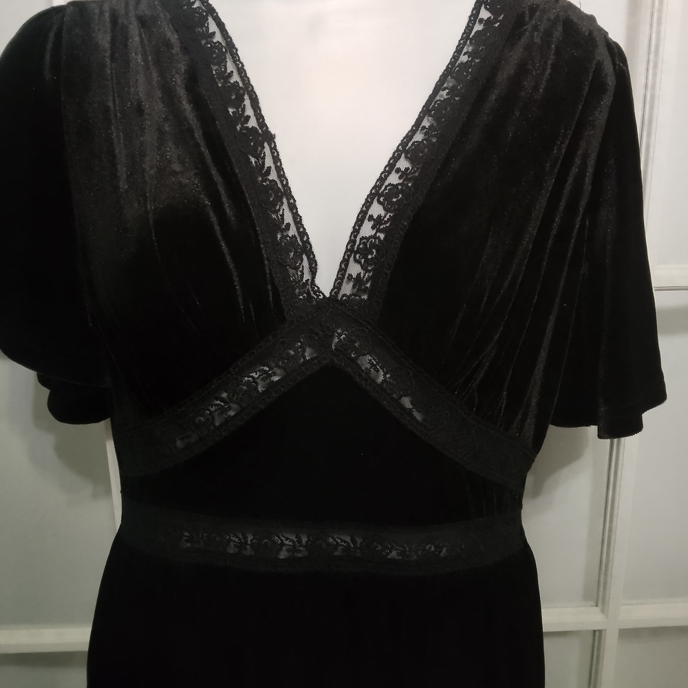 Elagent Black Velvet Lace-Trim Maxi Dress Goth Whimsy Goth Victorian